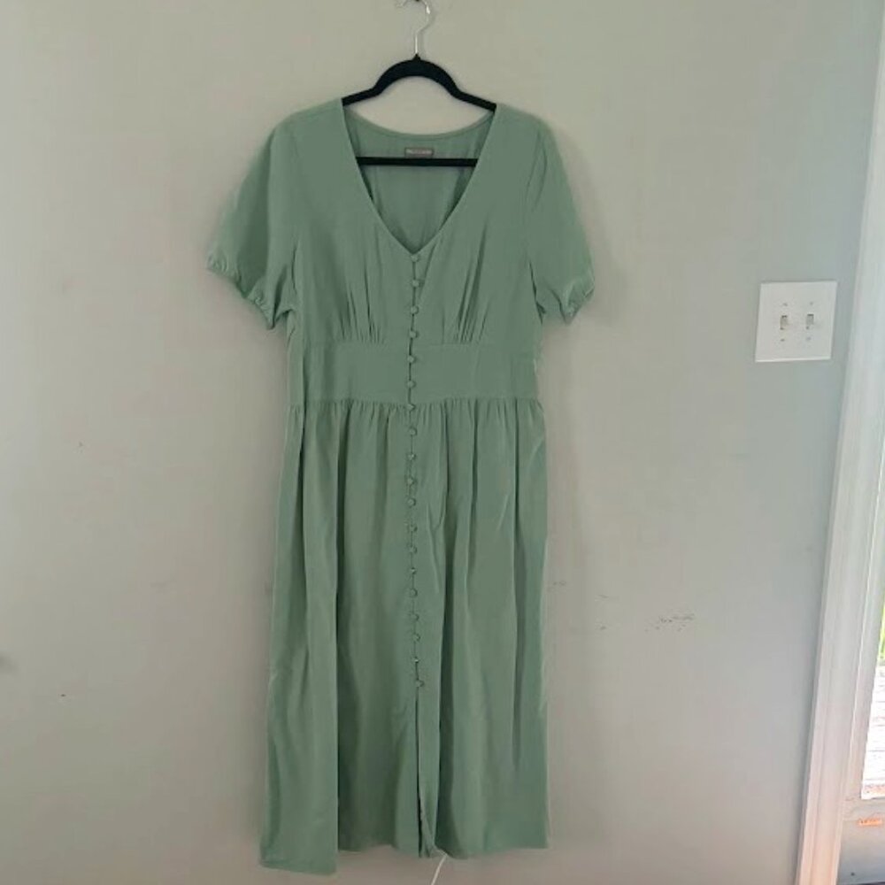 Short sleeve dress with button detail